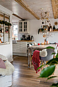 Esstisch mit Schalenstuhl in weihnachtlich dekoriertem Wohnraum