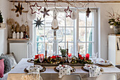 Weihnachtstafel mit roten und weißen Kerzen dekoriert