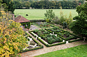 Gartenhäuschen im Parterre-Garten und Buchsbaumhecke