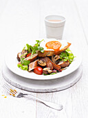 Englischer Salat mit Würstchen, Pilzen, Brot und Spiegelei