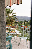 Gedeckter Tisch auf mediterraner Terrasse