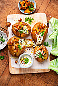 Ofenkartoffeln mit Pfifferlingen und Gewürz-Schmand