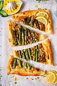 Tart with pesto and green asparagus
