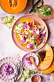 Melonen-Gurken-Salat mit Schinken, Feta und Blüten