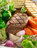 Grilled roast beef with vegetables (close-up)