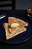 Crepes mit Vanilleeis