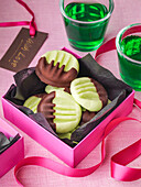 Schokoladen-Pfefferminz-Konfekt zum Valentinstag in Geschenkbox