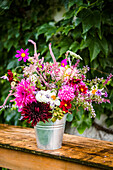 Spätsommerlicher Blumenstrauß auf Gartentisch