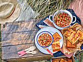 Rauchiger Bohneneintopf mit Wurstbällchen (One-Pot) fürs Picknick
