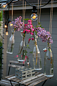 Schwebende Vasen aus Glasflaschen als Outdoor-Dekoration
