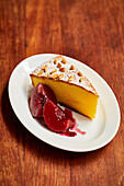 Madeira Cake (sponge cake, England) with red wine peaches