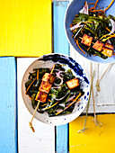Wakame-Salat mit Tofuspießen