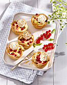 Tartlet with redcurrants and meringue