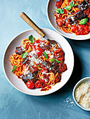 Spaghetti mit Auberginen und Tomaten