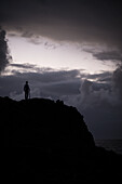 Person auf einem Hügel auf der Insel Mustique, Karibik