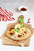 Pizza mit Mozzarella, Ricotta und Artischocken