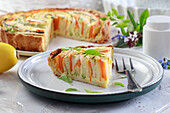 Tart with spirally twisted strips of zucchini and carrots