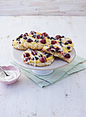Berry biscuits with lemon glaze