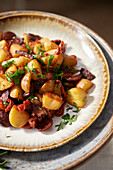 Scharfe Kartoffelecken mit Ajvar und Chorizo