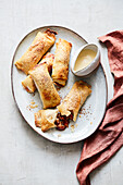 Mini-Pflaumen-Strudel mit Vanillesauce