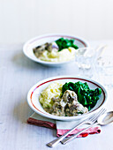 Meatballs with spinach and mashed potatoes