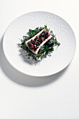 Rinderherz mit Kaviar im Markknochen, serviert auf Flechten