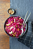 Warm gepickelter Rotkohl mit grünen Äpfeln