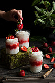 Tapioka-Dessert mit Erdbeeren