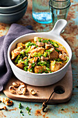 Chicken stew with cashewnuts and leek