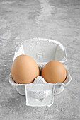 Zwei Eier in unterschiedlichen Größen im Eierkarton