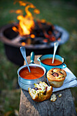 Cremige Tomatensuppe und Käse-Wurst-Muffins