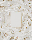 Natur-Seife mit weißem Geschenkband