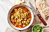 Minestrone serviert mit Brot