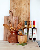 Küchenutensilien aus Holz und Ölflaschen auf Küchenarbeitsplatte