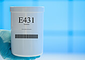 Container of the food additive E431