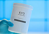 Container of the food additive E172