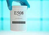 Container of the food additive E508