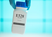 Container of the food additive E528