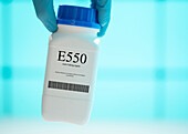 Container of the food additive E550