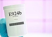 Container of the food additive E924b