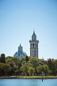 Blick von der Insel Barbana auf die Wallfahrtskirche Santa Maria di Barbana (Friaul-Julisch Venetien, Italien)