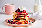 Amerikanische Pancakes mit Fruchtkompott und griechischem Joghurt