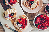 Grilled pita bread with fruit