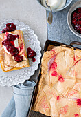 Wolkiger Kuchen mit Pfeffer-Kirsch-Kompott