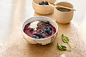 Feel-Good smoothie bowl with blueberries and blackberries