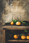 Mandarinen mit Stiel und Blättern