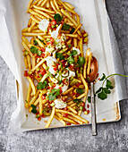 Loaded Fries mit Limettenschmand