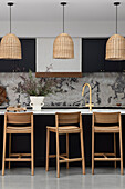 Kitchen with black cupboard fronts and marble elements