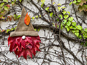 DIY-Zwerg aus bunten Blättern und Sackleinen