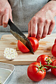 Geröstete Tomatensauce aus dem Ofen zubereiten - Tomaten schneiden